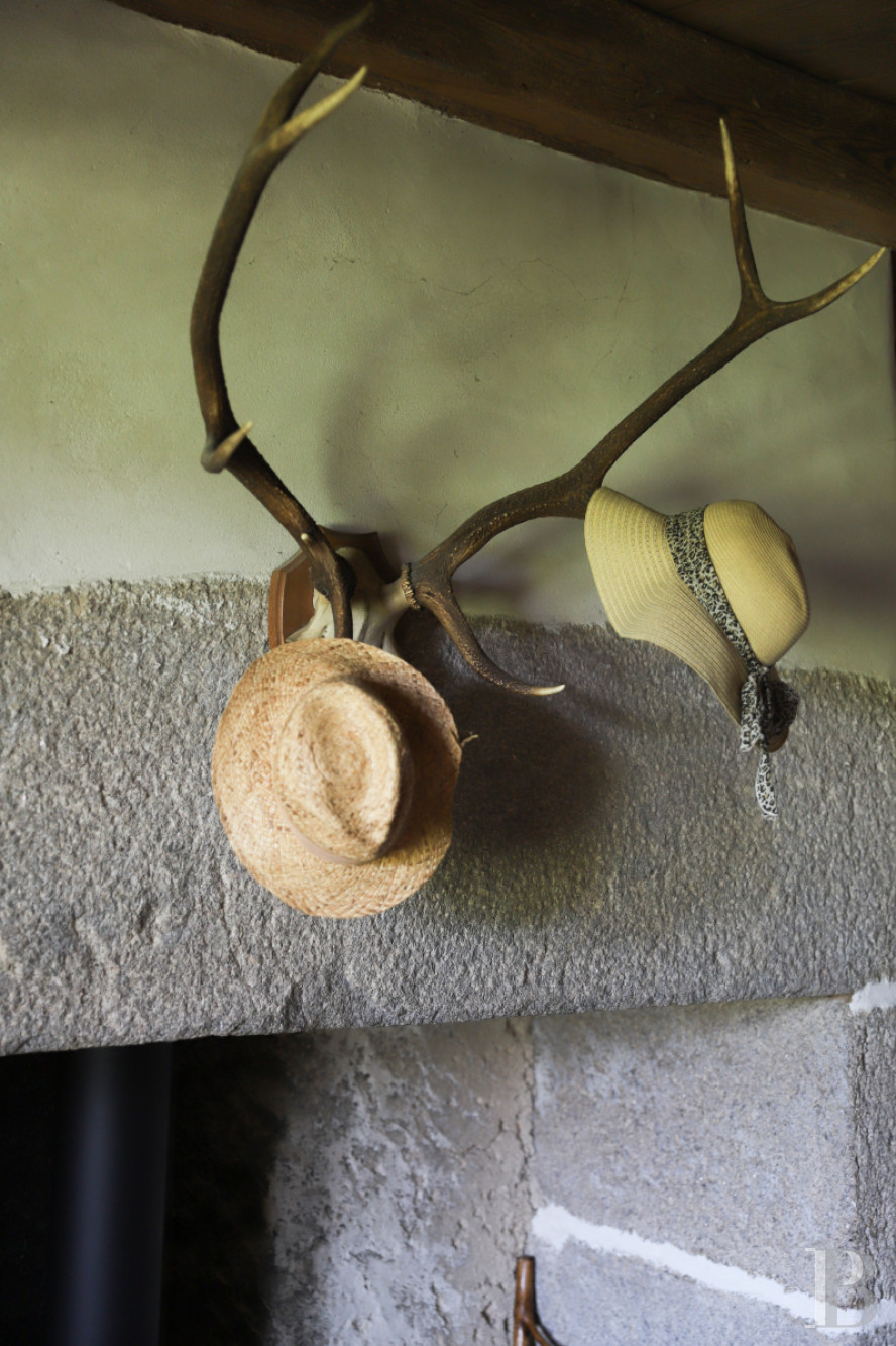 An old farm and dovecote in Lozère, at the entrance to the Aubrac plateau - photo  n°11